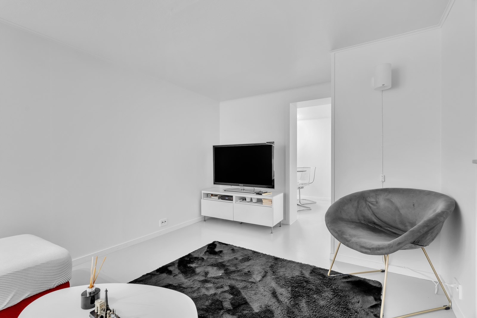 Kjelleren har flere innredede rom. Rommene er ikke bruksendret og dermed ikke godkjent som rom for varig opphold Galleribilde