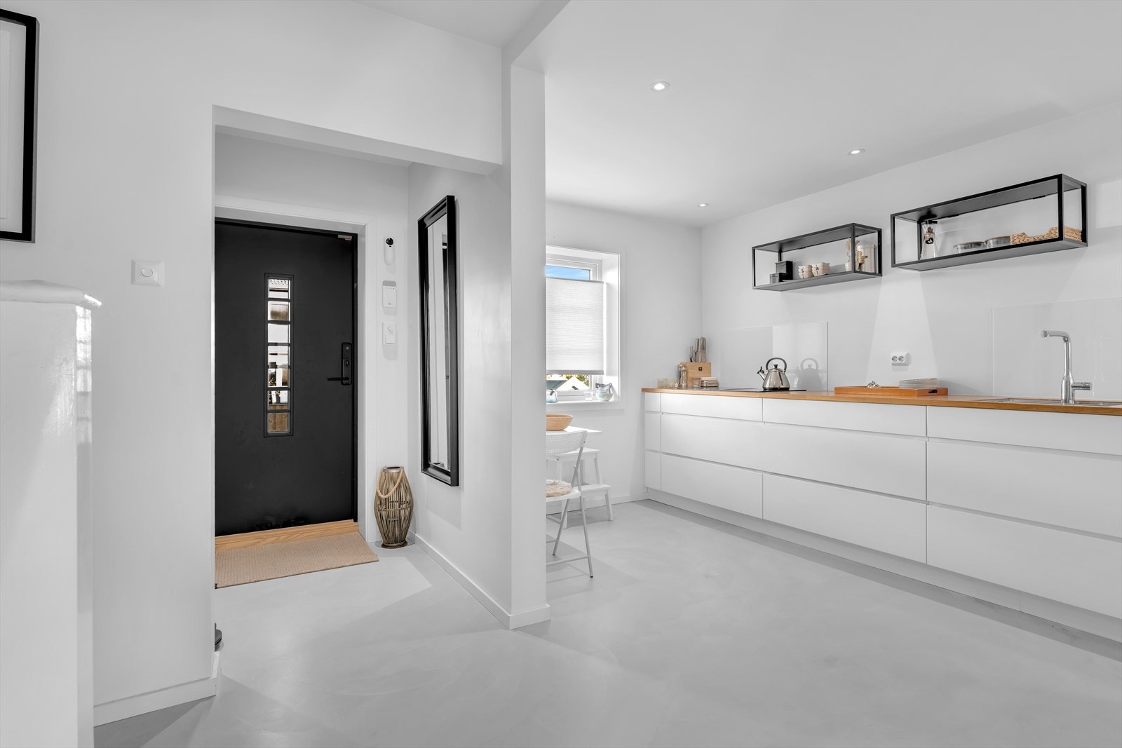 Kjøkken og inngangsparti Galleribilde