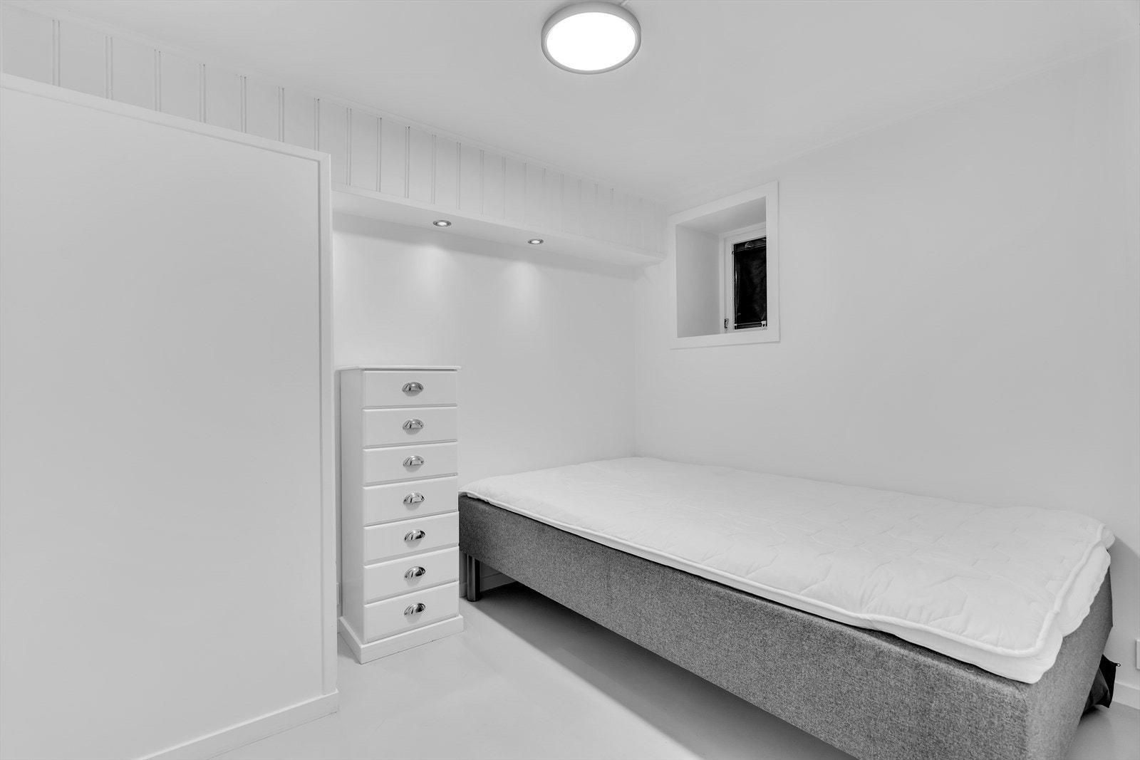 Kjelleren har flere innredede rom. Rommene er ikke bruksendret og dermed ikke godkjent som rom for varig opphold Galleribilde