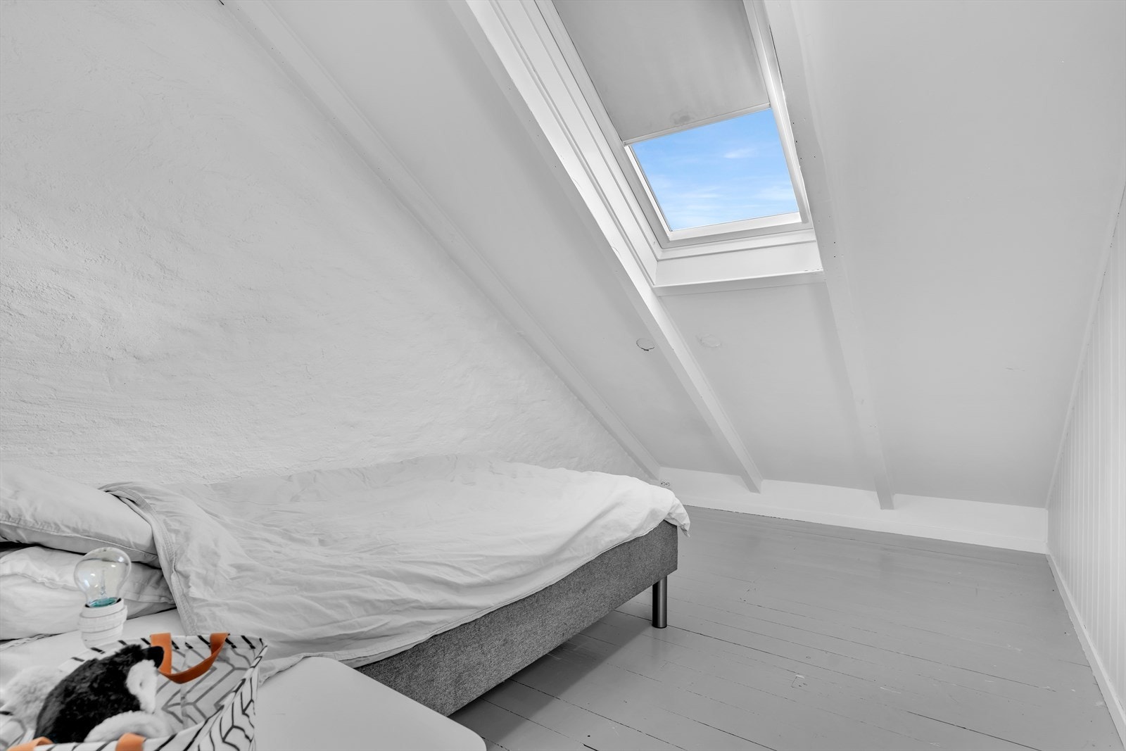 Loftet har 3 innredede rom og fremstår som boligareal. Arealet er ikke bruksendret og dermed ikke godkjent som rom for varig opphold Galleribilde