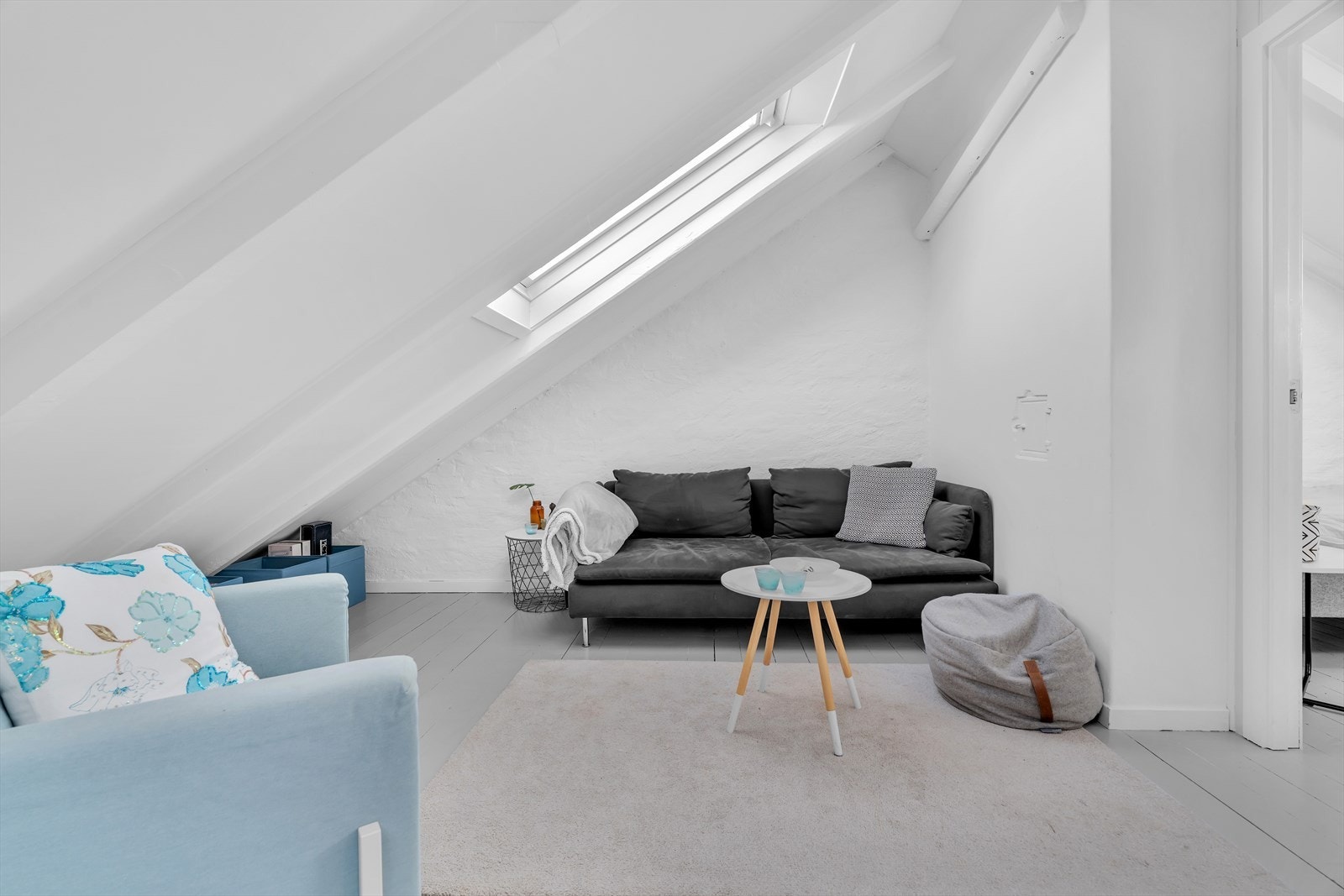 Loftet har 3 innredede rom og fremstår som boligareal. Arealet er ikke bruksendret og dermed ikke godkjent som rom for varig opphold Galleribilde