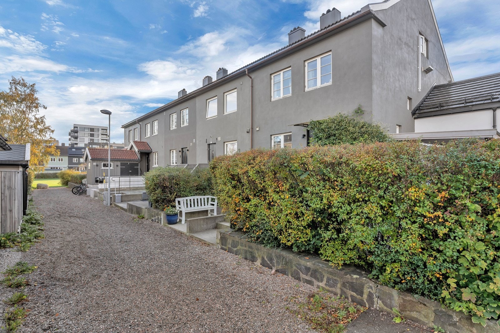 Innholdsrik rekkehus over flere etasjer Galleribilde