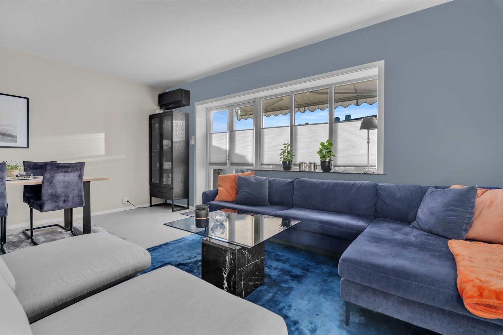 Store vindusflater gir stuen god lysforhold Galleribilde