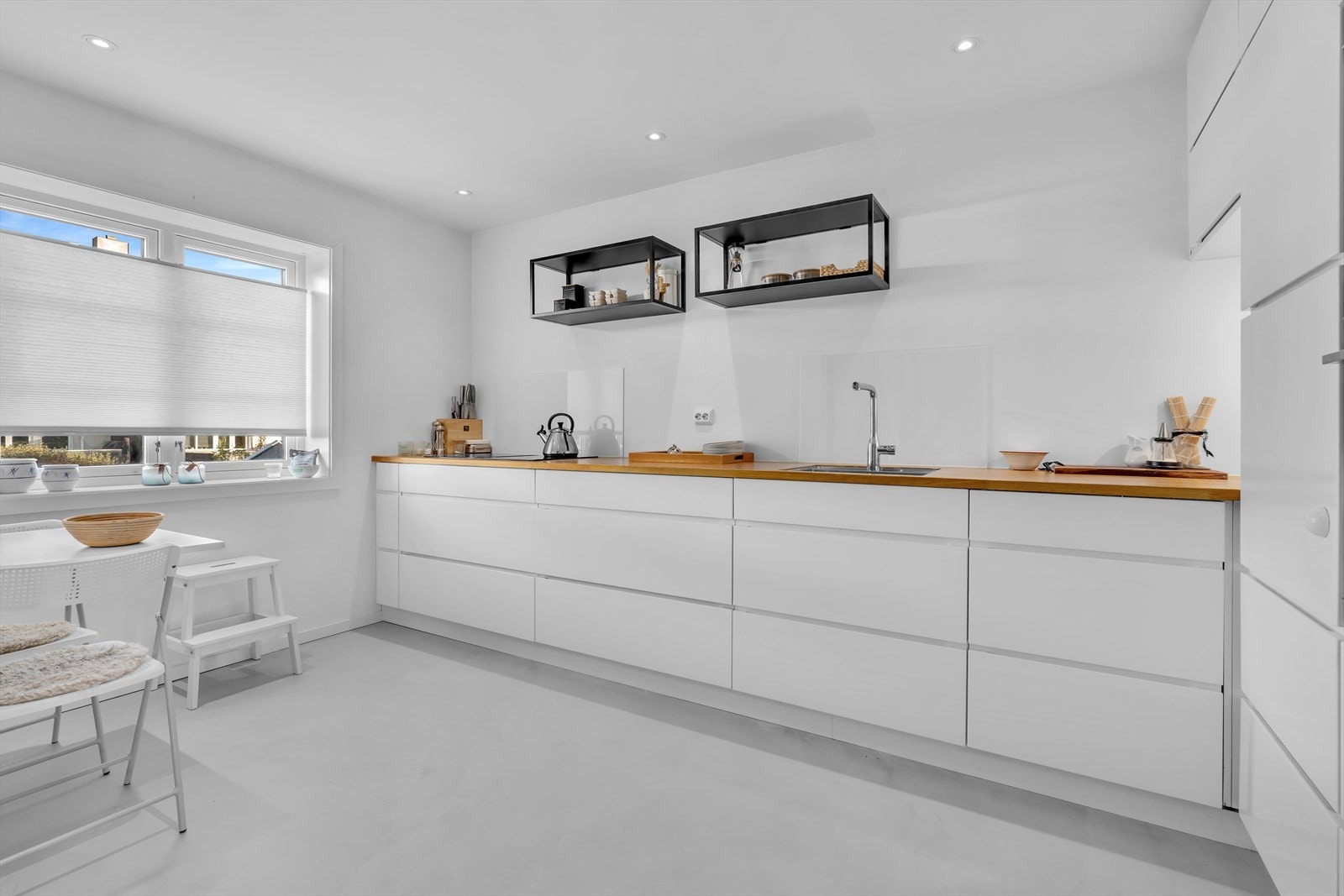 Alle hvitevarer er integrert i innredning. Koketopp med nedfelt avtrekk Galleribilde