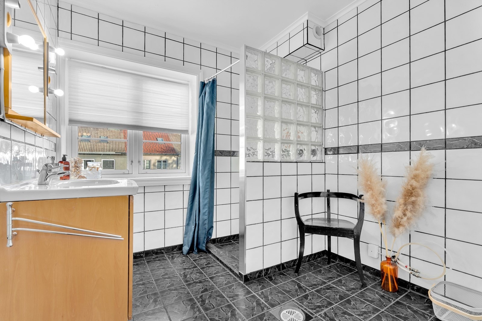 Romslig og flislagt bad Galleribilde