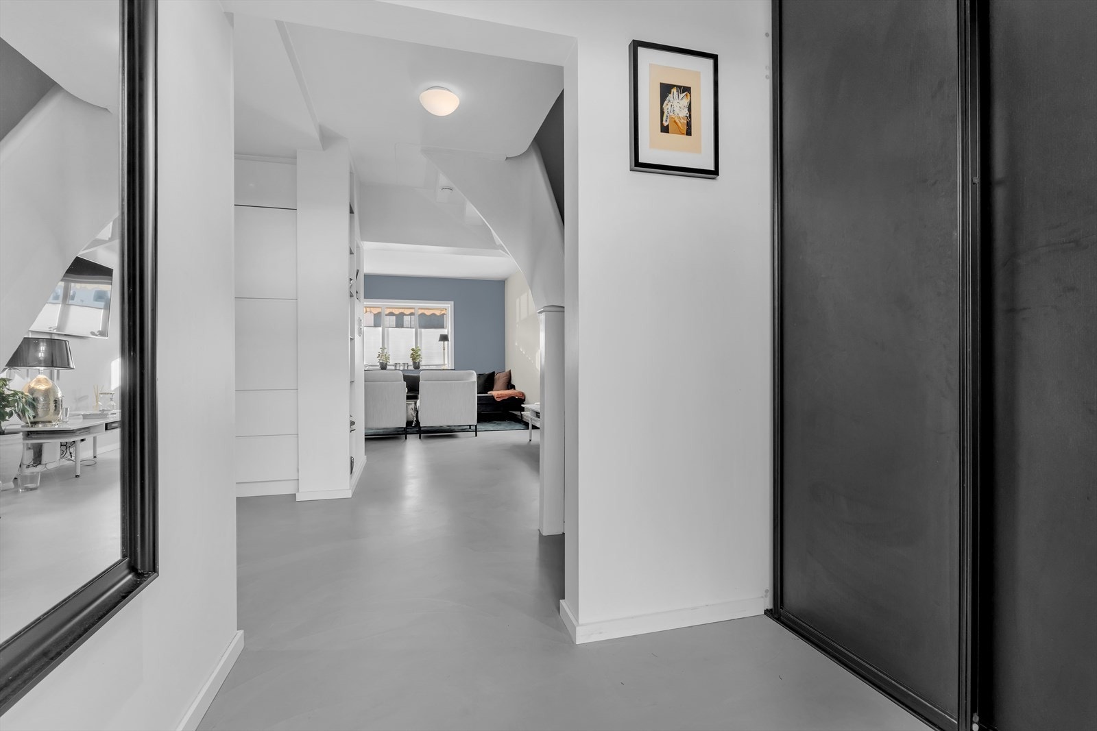 Gang med skyvedørsgarderobe Galleribilde