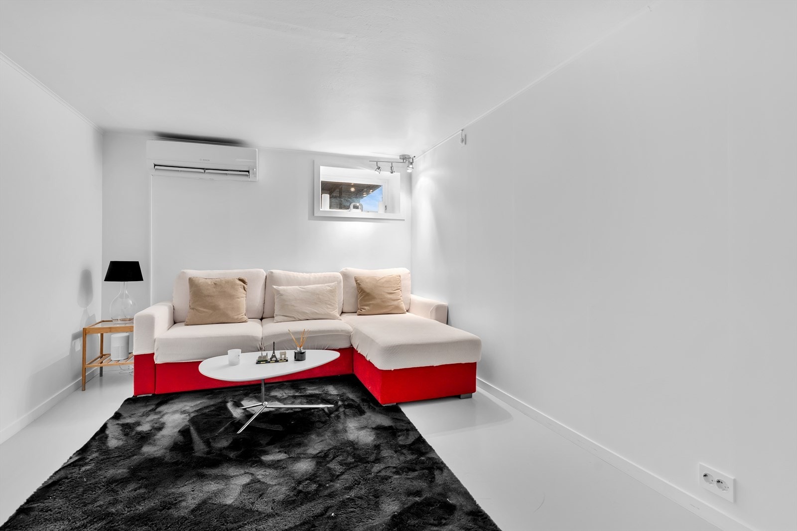 Kjelleren har flere innredede rom. Rommene er ikke bruksendret og dermed ikke godkjent som rom for varig opphold Galleribilde