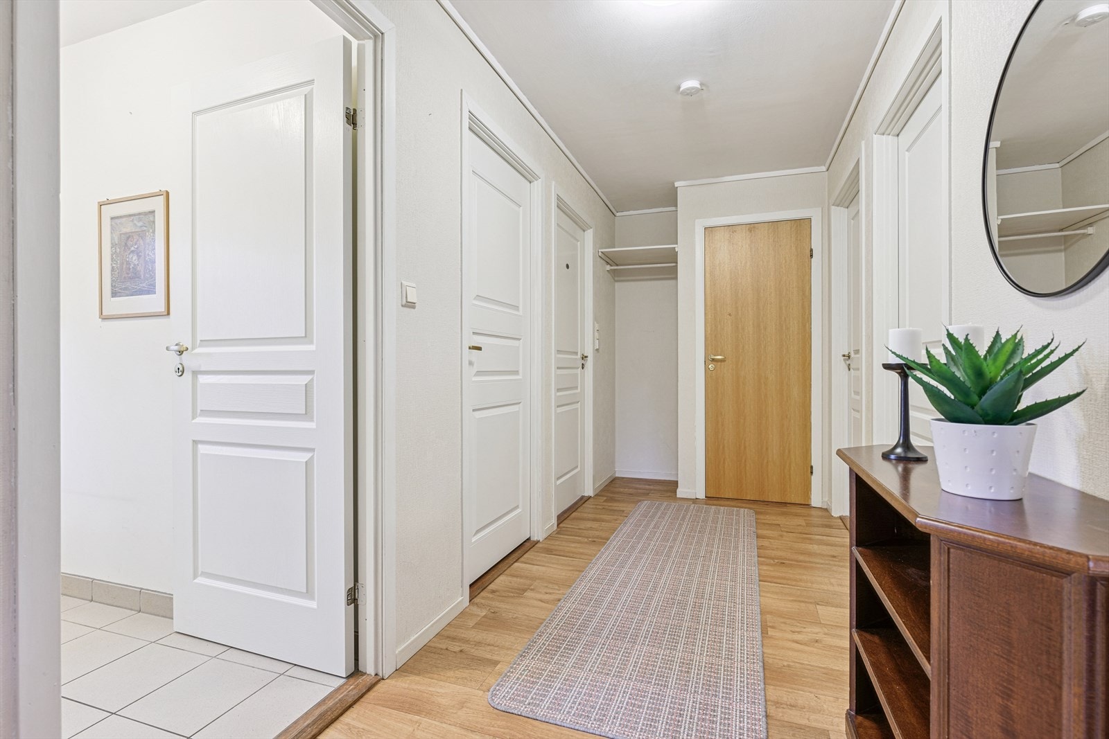 Romslig gang med varme på gulv og plass til oppbevaring av sko og klær. Galleribilde