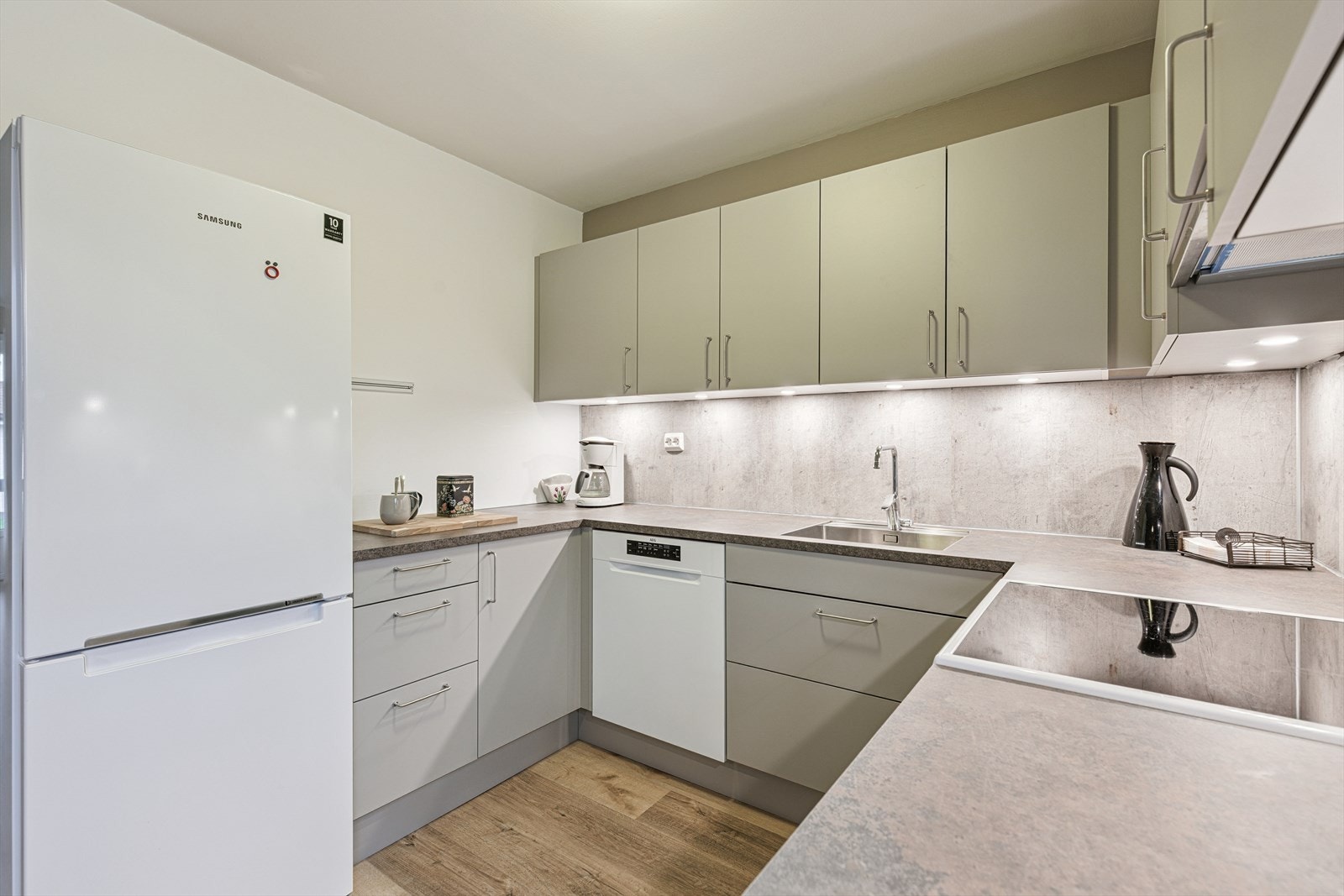 Kjøkkenet ble oppgradert i 2025 og er fra Aubo. Galleribilde