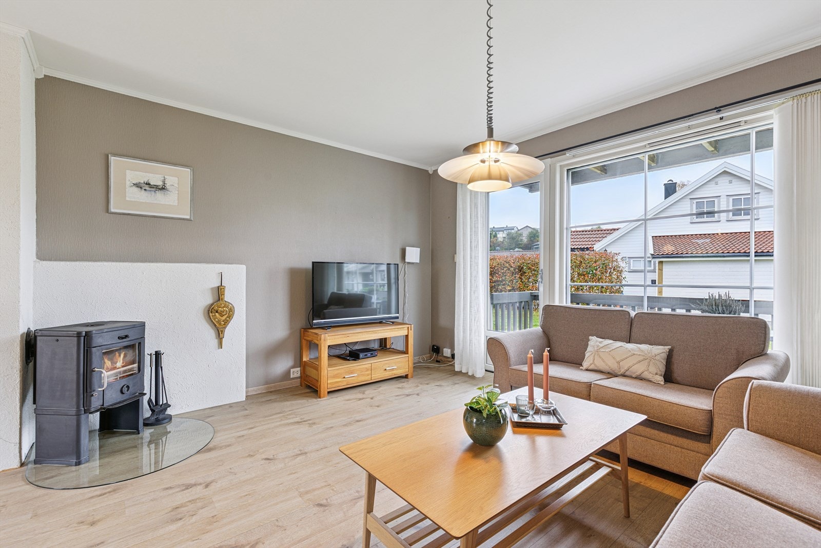 Store vindusflater slipper inn rikelig med naturlig lys. Galleribilde