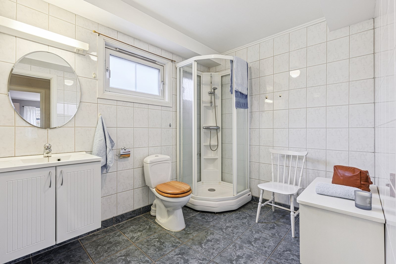 Badet er fra byggeår og har fliser på gulv og vegger. Galleribilde