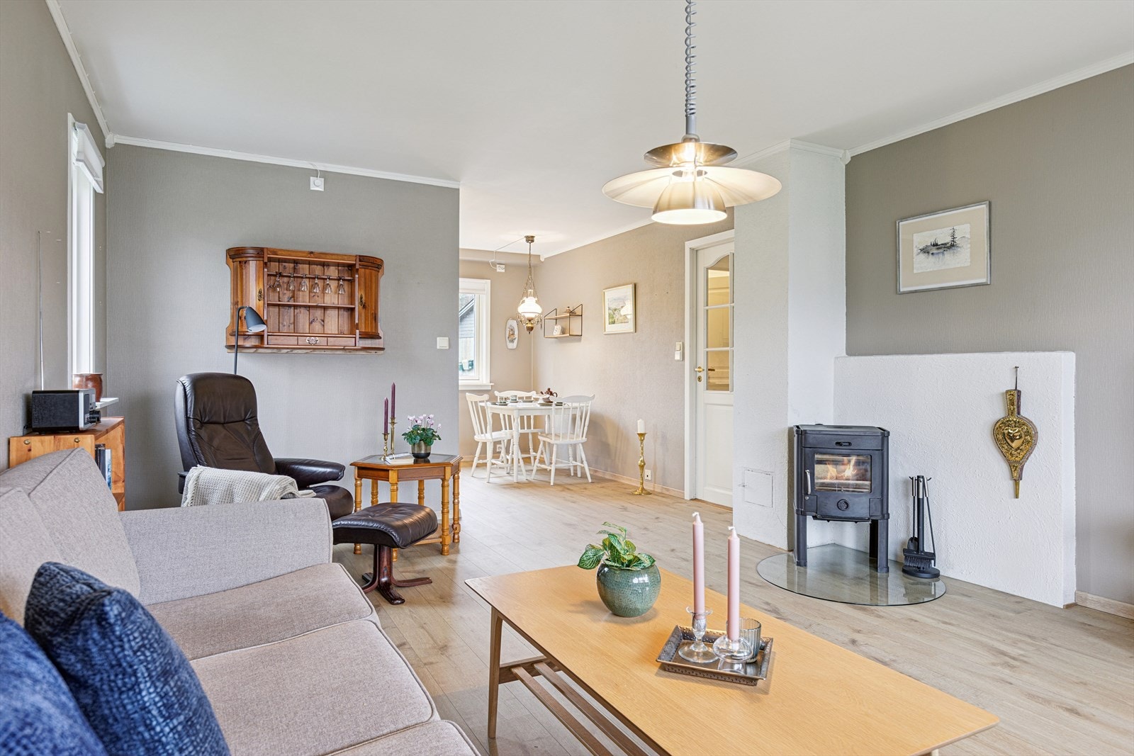 Det ble lagt nytt gulv i stue/kjøkken i 2023. Det er varme i gulv og kan styres fra app. Galleribilde