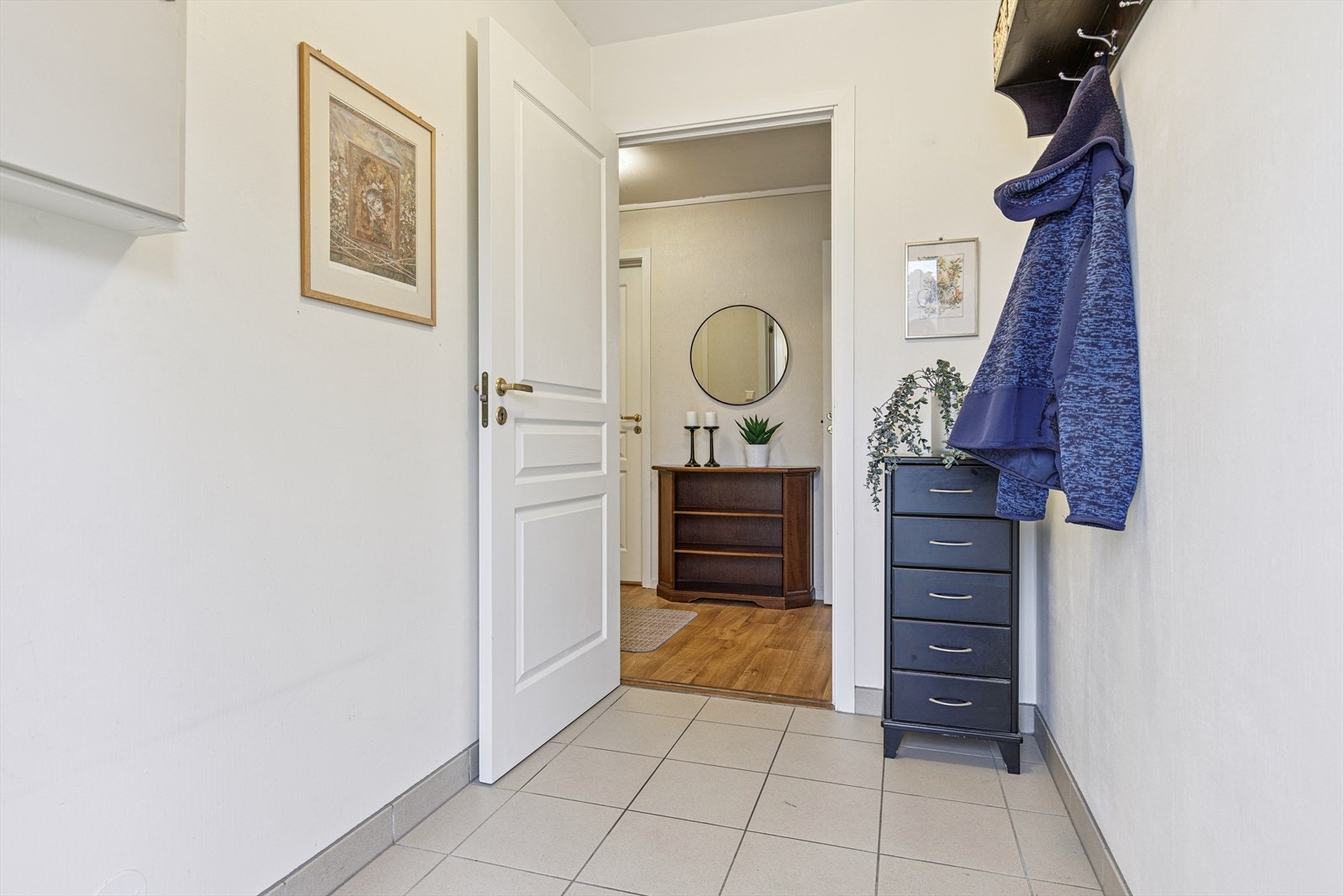 Gang med fliser på gulv og varmekabler Galleribilde