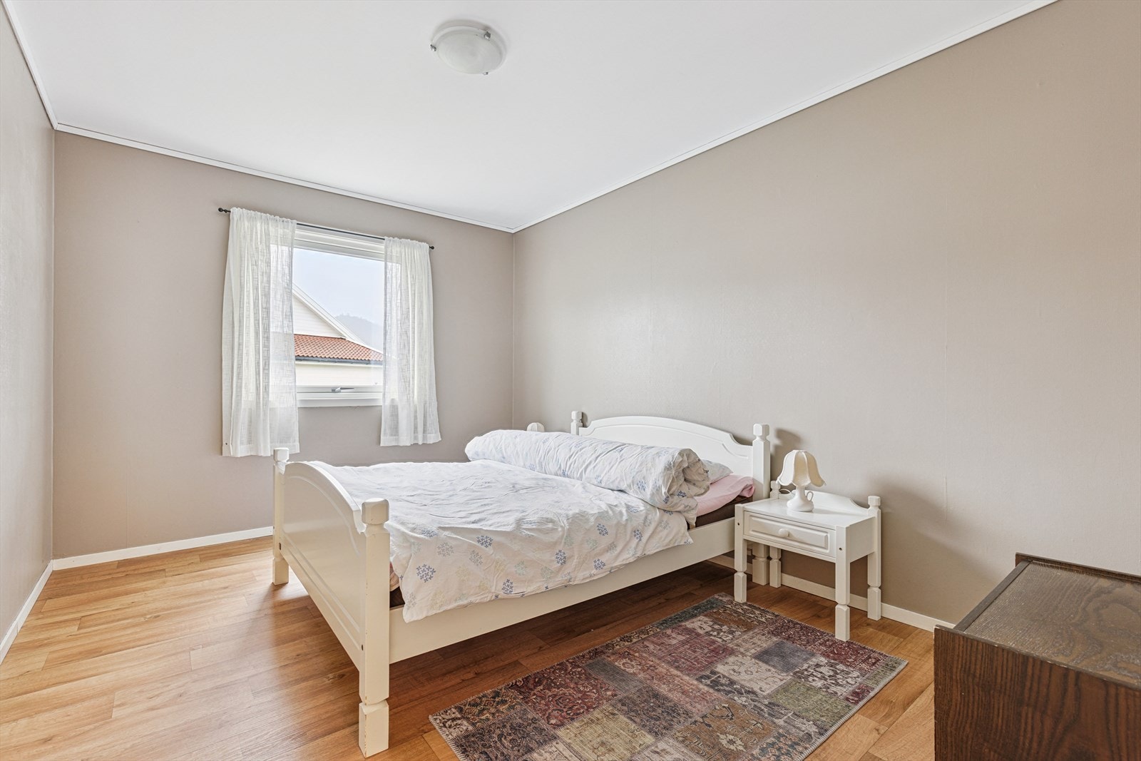 Hovedsoverom med plass til dobbeltseng og tilhørende møblement. Galleribilde