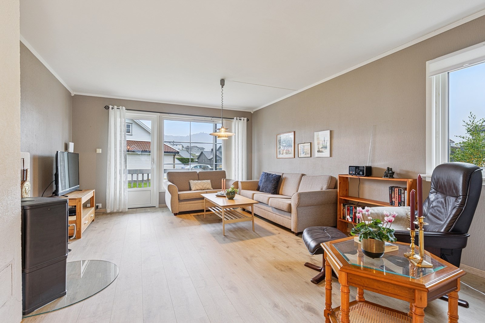 Direkte utgang til terrasse og hage. Galleribilde