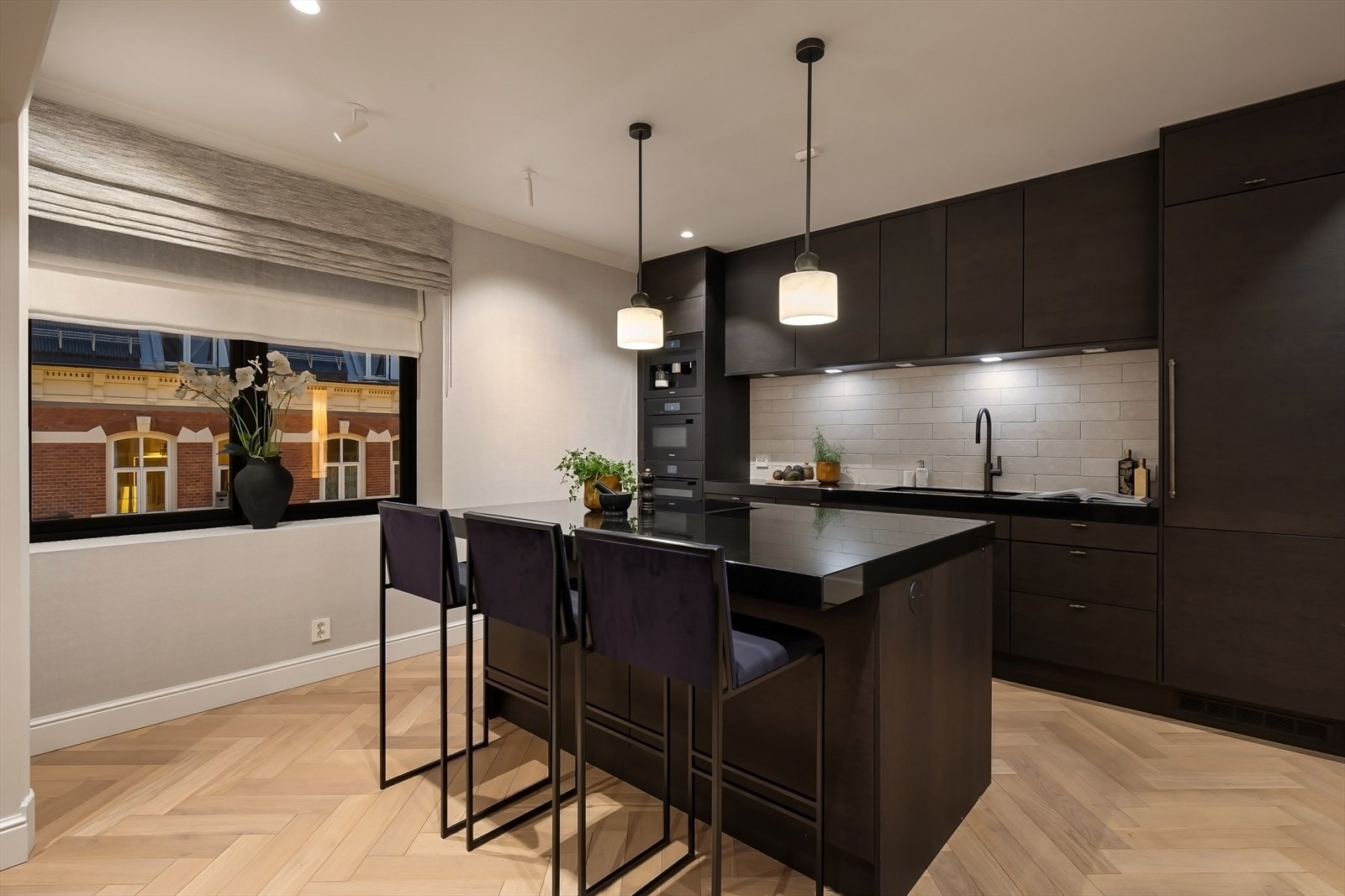 Polert naturstein benkeplate med to underlimte kummer. Galleribilde