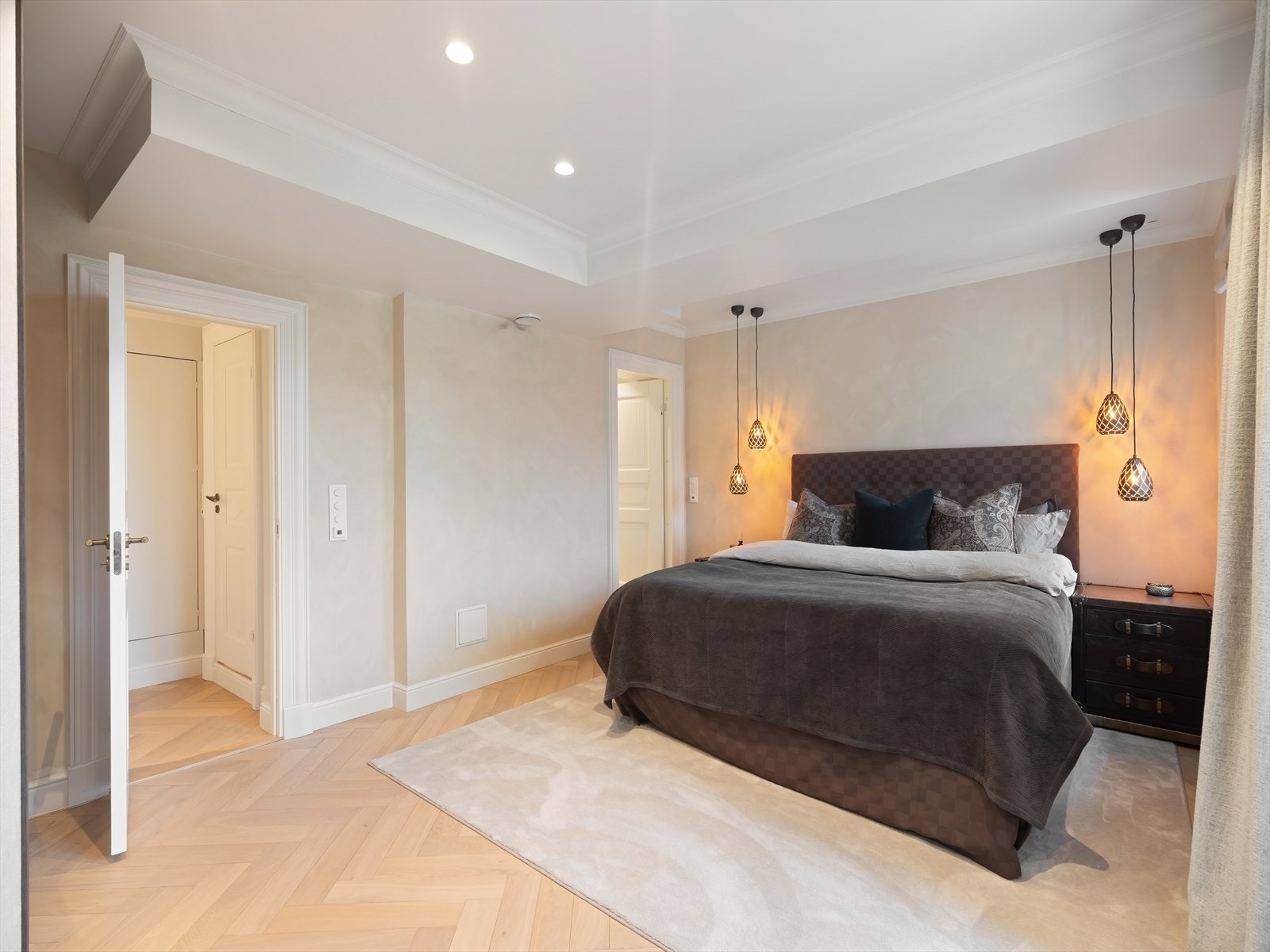 Hovedsoverommet har adkomst til eget bad. Galleribilde