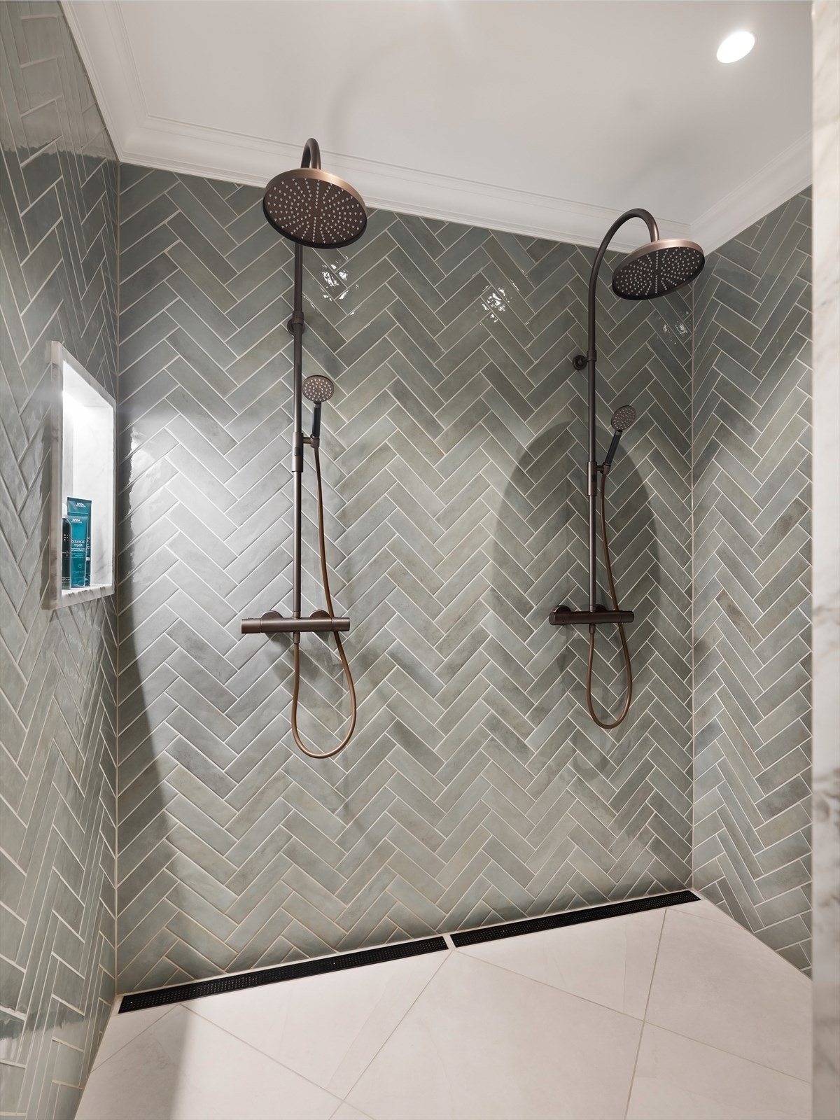 Badet er innredet med 2 dusjer, wc og servant. Galleribilde