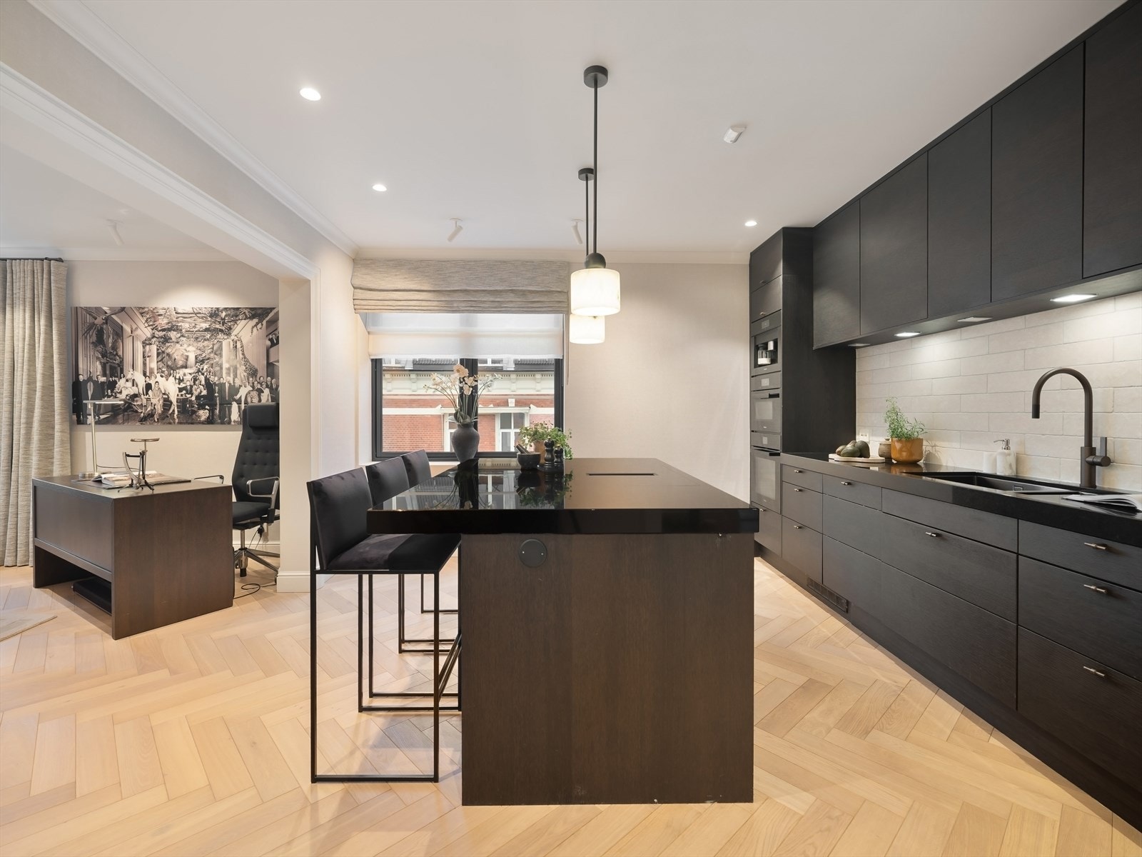 Videre er det hvitevarer som kaffemaskin, mikrobølgeovn, kjøleskap og fryser. Galleribilde