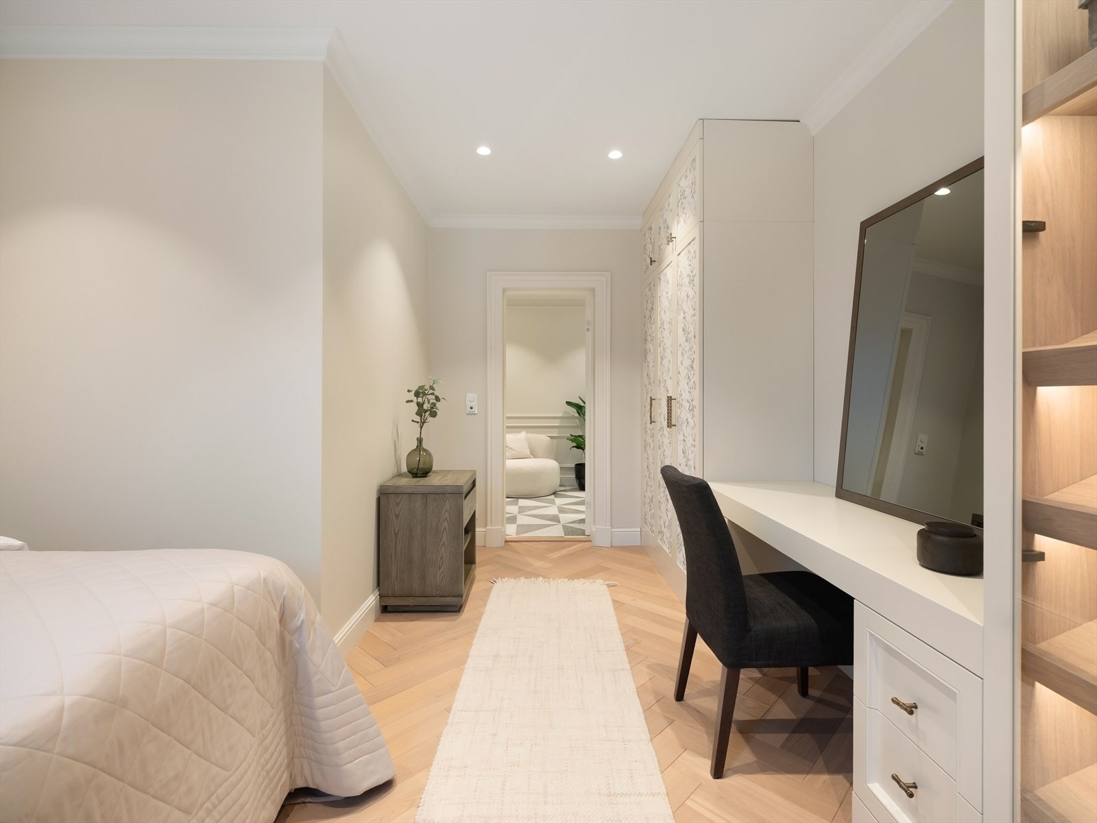 Soverom 2 har plassbygget skap med integrert skrivepult i malt utførelse. Galleribilde