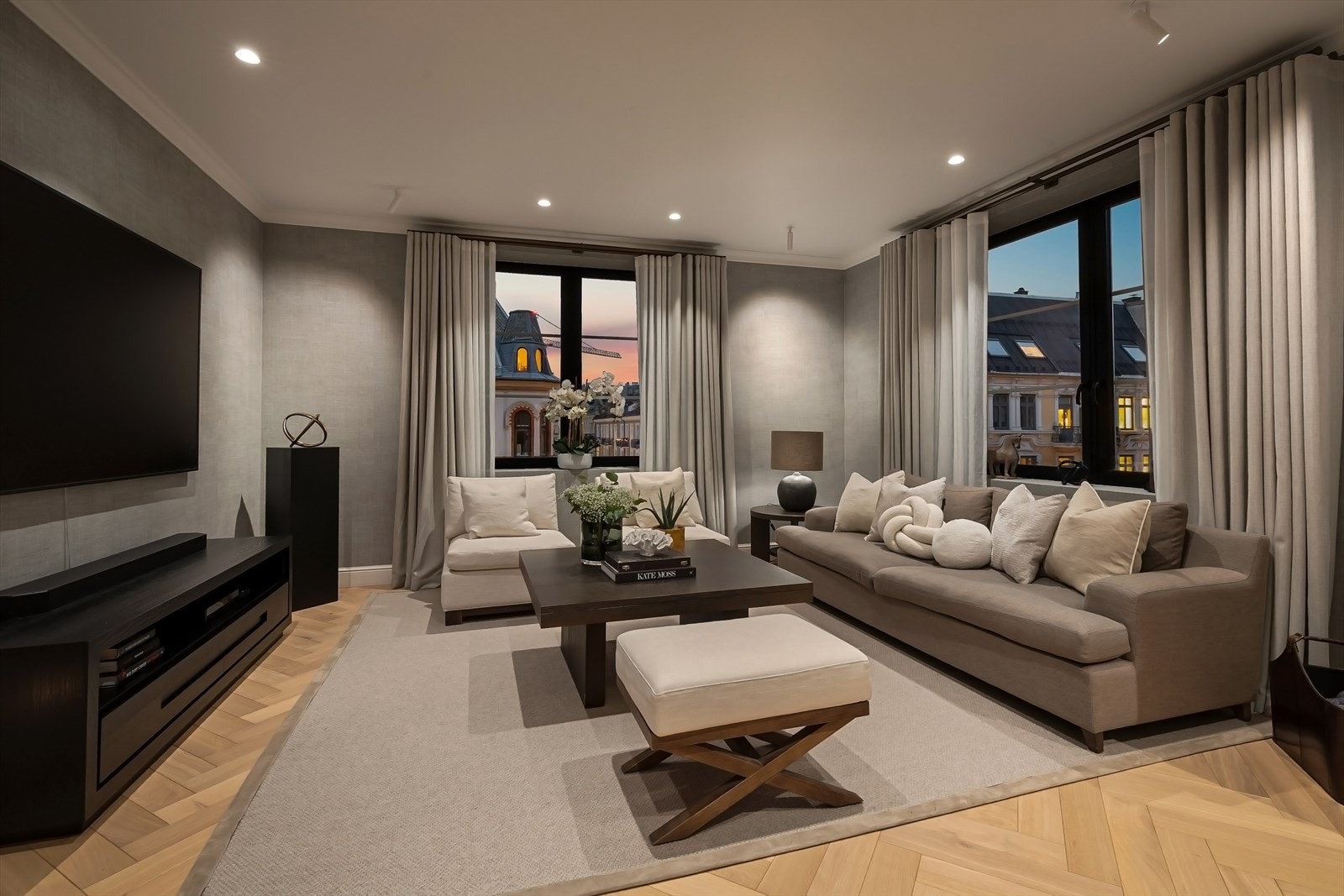 Leiligheten ligger høyt og fritt med romslige rom og god takhøyde. Galleribilde