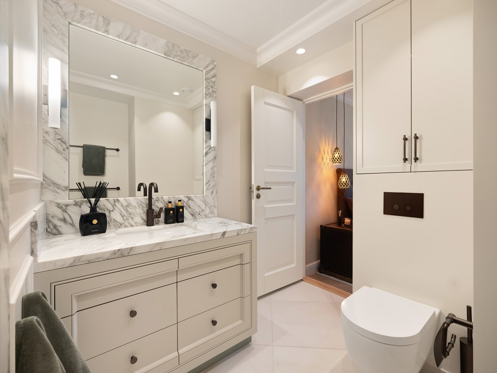 Benk med folierte fronter og marmor benkeplate med nedfelt underlimt servant. Galleribilde