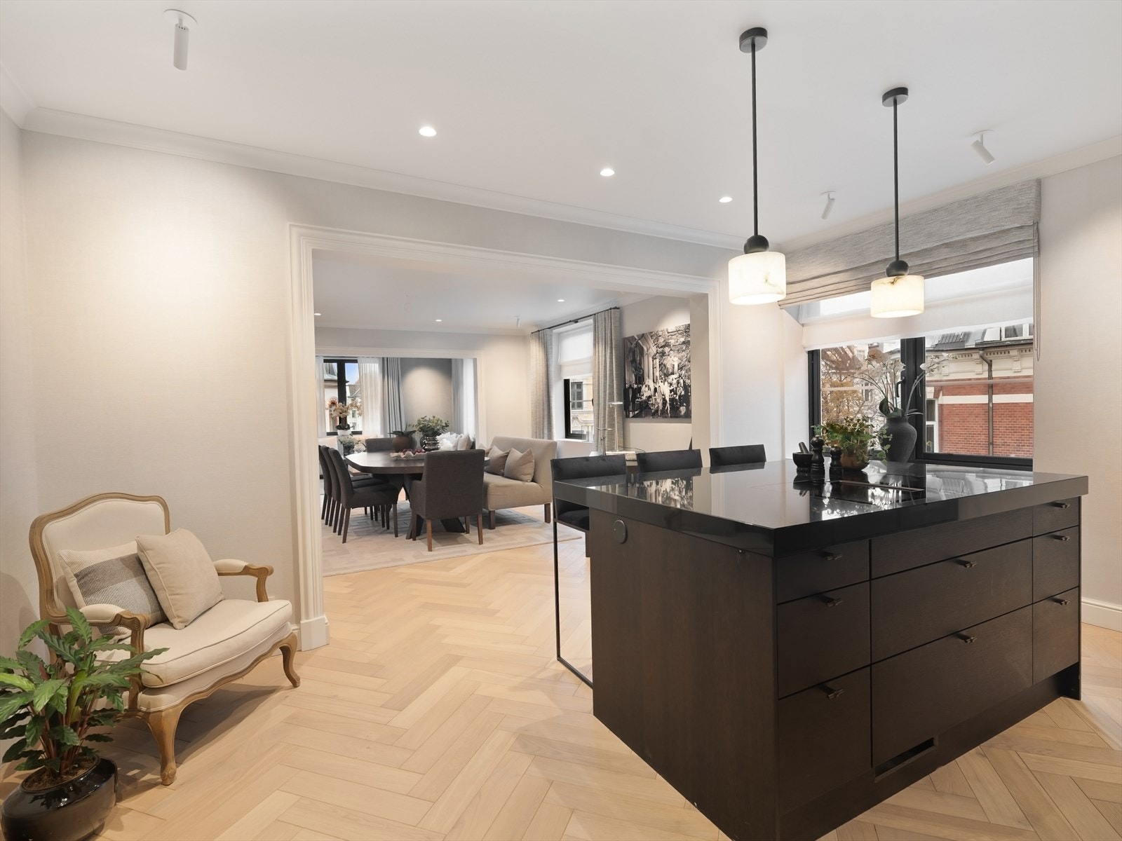 Tidligere eier åpnet opp mellom stue, spisestue og kjøkken. Galleribilde