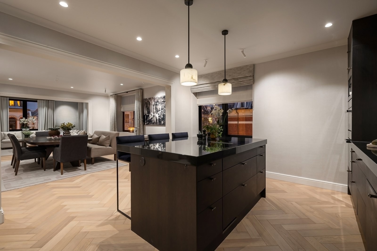 Innfelt elektriske artikler med stekeovn, komfyr med keramisk topp og integrert kullfilter avtrekksvifte. Galleribilde