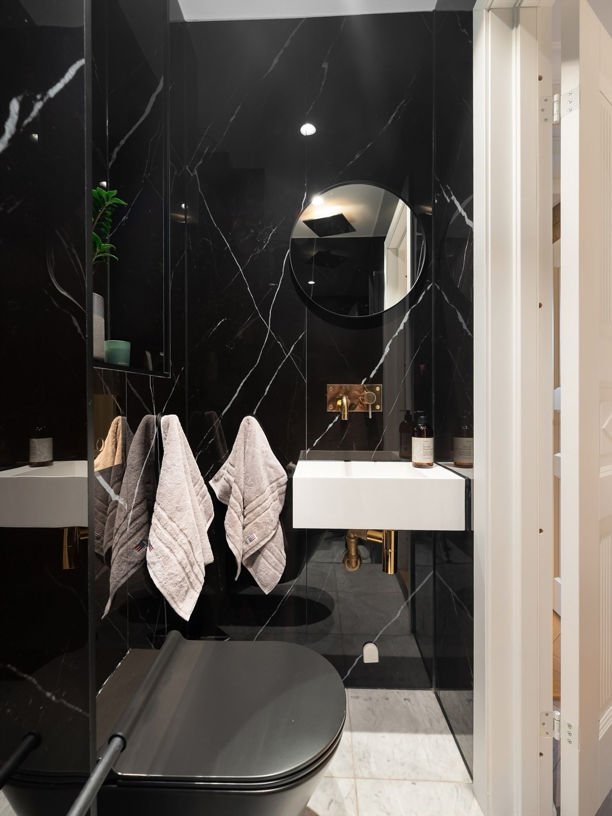 Badet er innredet med dusj, wc og servant. Galleribilde