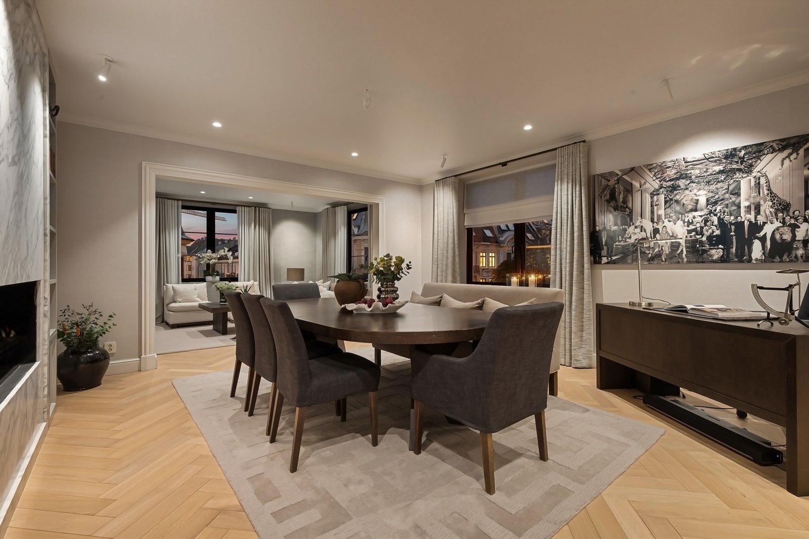 Leiligheten ligger i bygningens 5. etasje og inneholder entré, gang, vaskerom, 2 bad, 3 soverom, kjøkken, spisestue og stue. Galleribilde