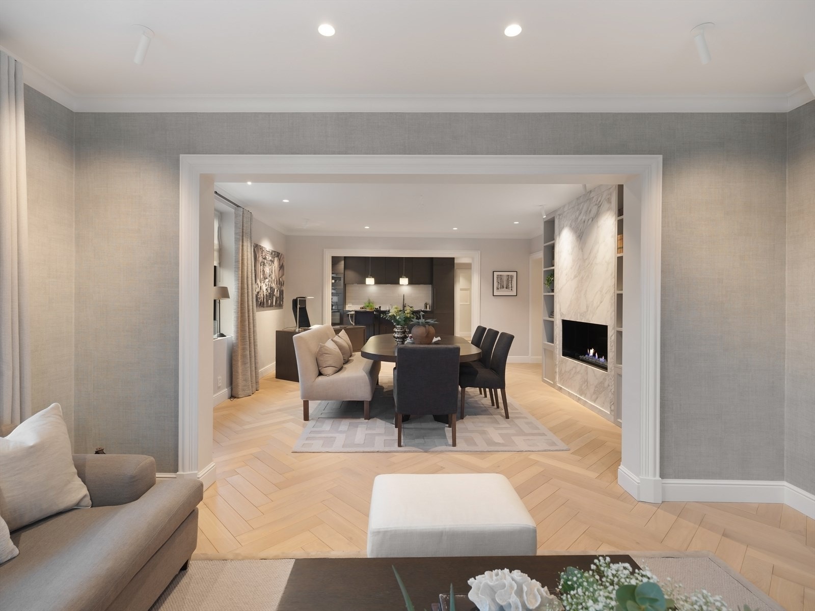 Boligen ble renovert i 2024 og fremstår meget innbydende med moderne farge- og materialvalg. Galleribilde