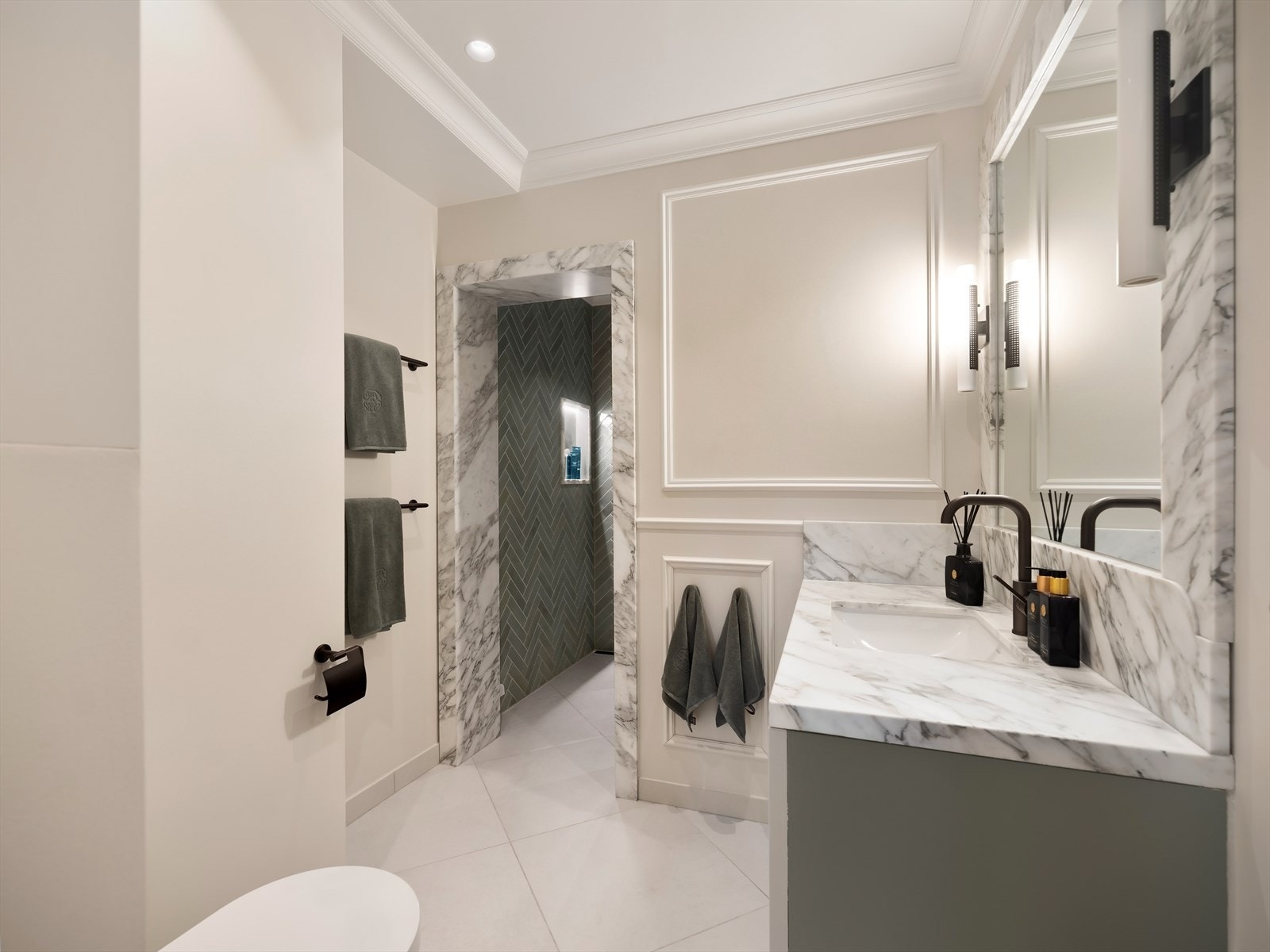 Bad fra 2024 med adkomst fra hovedsoverommet. Galleribilde