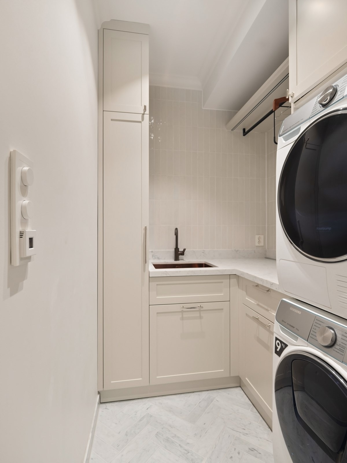 Praktisk vaskerom med adkomst fra entré. Galleribilde