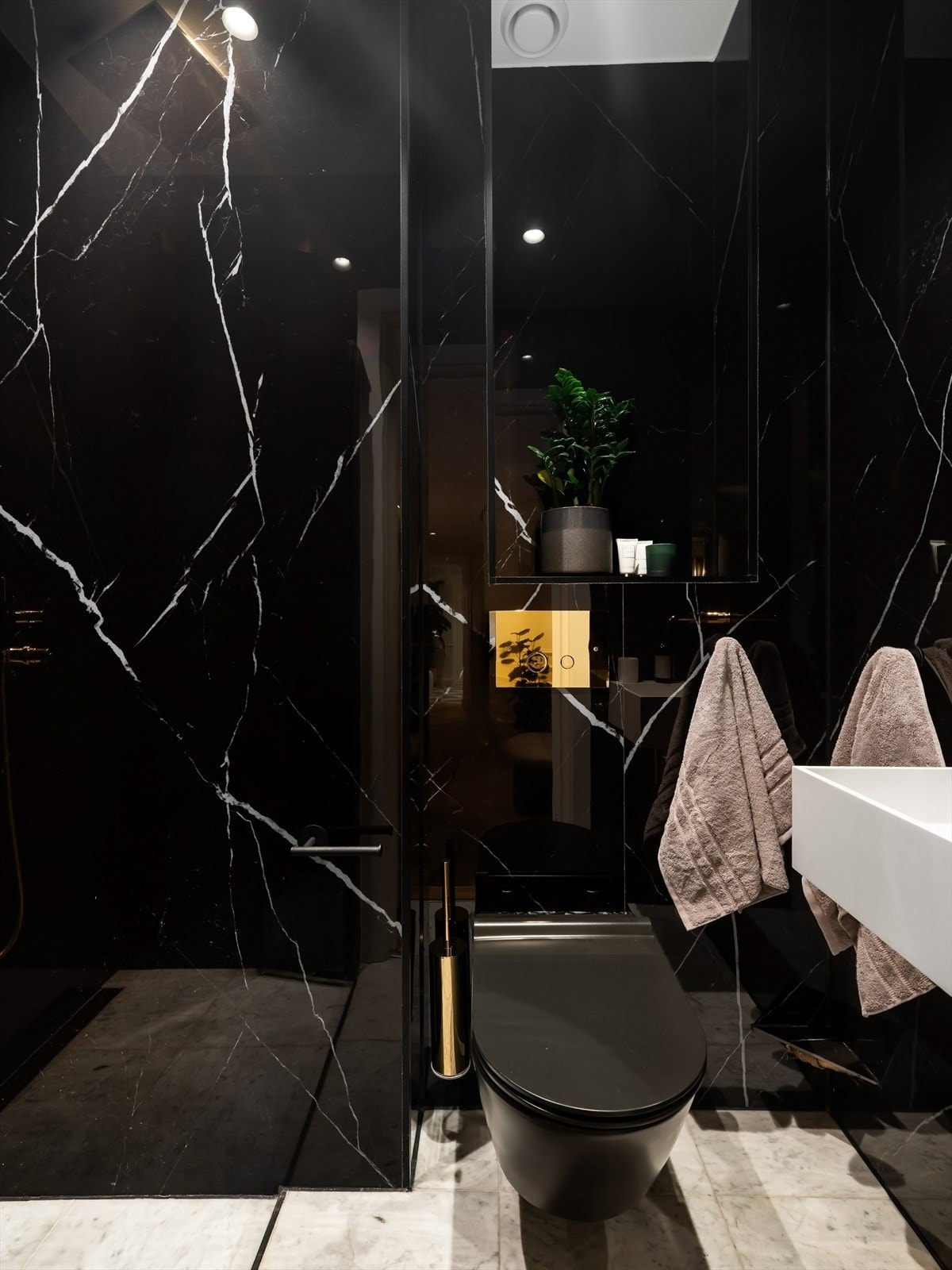 Bad fra 2020 med adkomst fra gang. Galleribilde