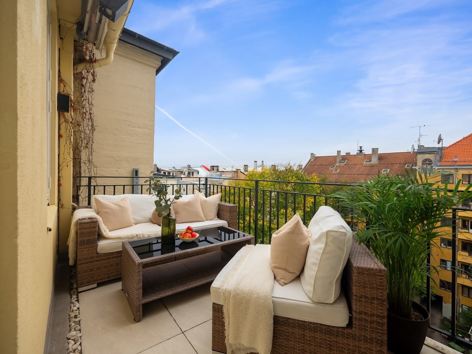 Balkong på ca. 8 m² med adkomst fra hovedsoverom. Galleribilde