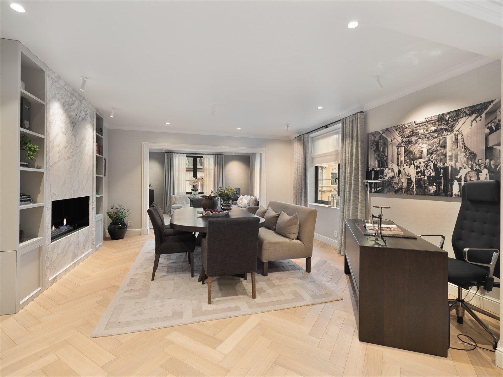 Alle gulv er avrettet og heltre parkett i fiskebensmønster er lagt i hele boligen. Galleribilde