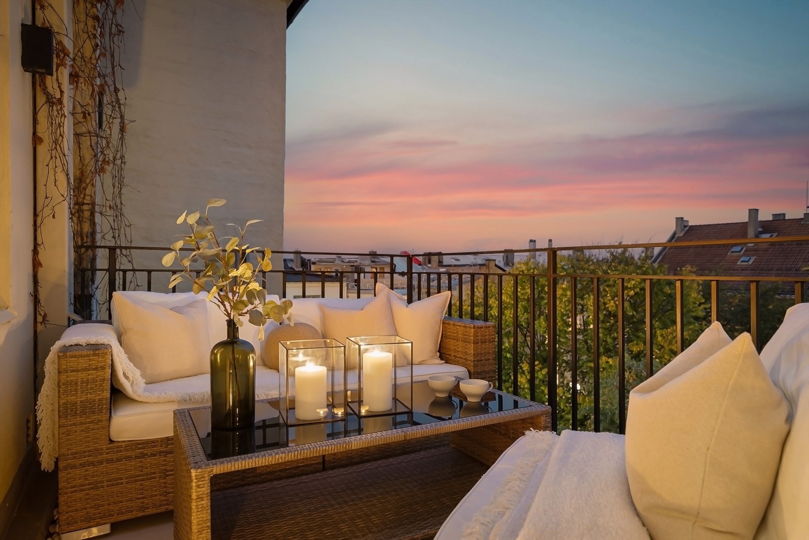 Balkongen er vestvendt og vender mot bakgårdsrom. Galleribilde