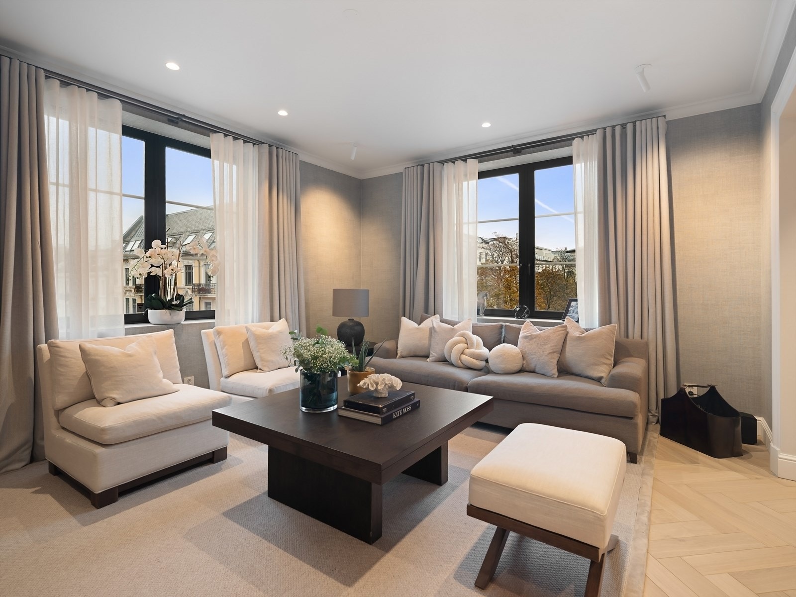 Store vindusflater gir rikelig med lysinnslipp og skaper en fin atmosfære. Galleribilde