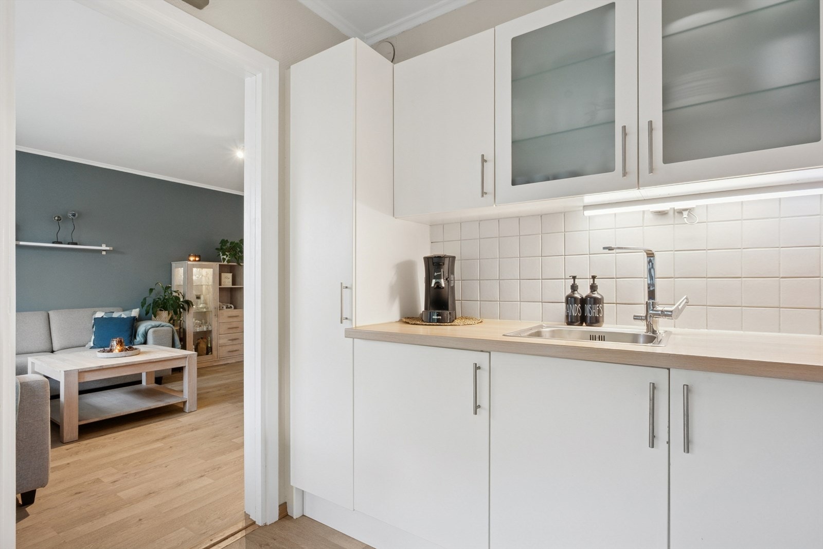 Kjøkkenet ligger praktisk til i eget rom ved siden av stuen. Galleribilde