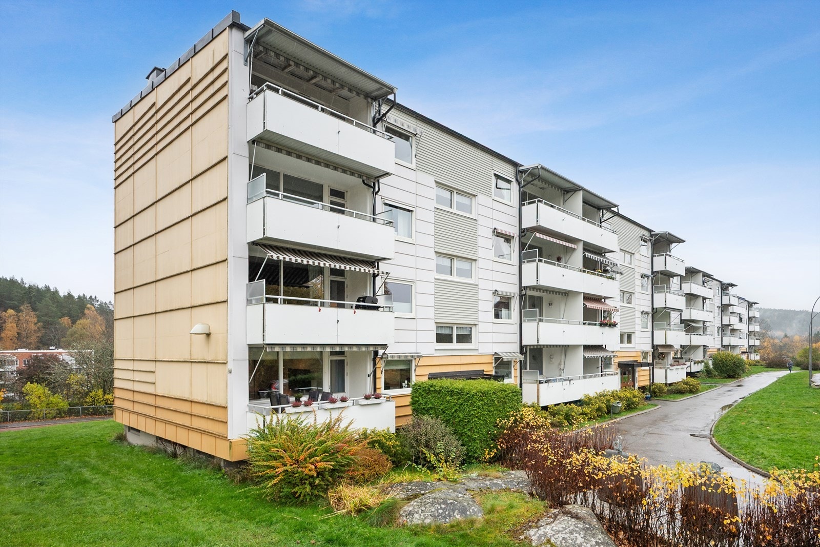 Rustadgrenda 41 er en stor og gjennomgående 3-roms andelsleilighet med attraktiv beliggenhet på Rustad/Bøler. Galleribilde