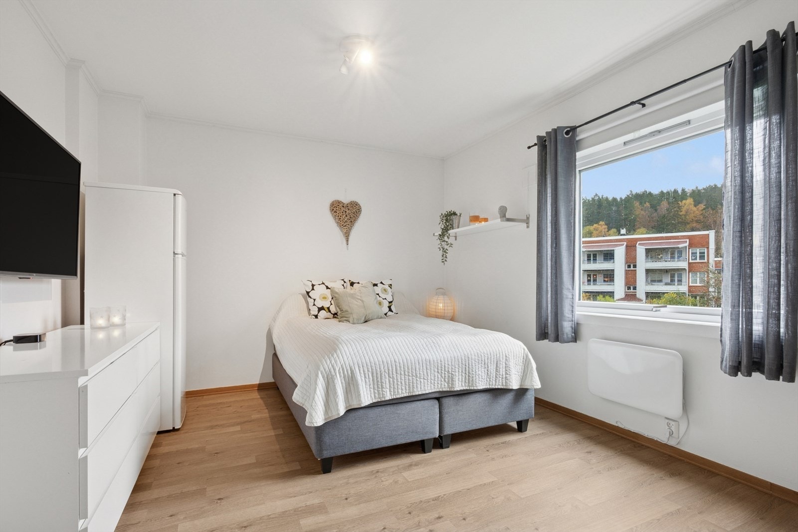 Det andre soverommet er også av god størrelse, og kan fint også benyttes som barnerom, gjesterom eller kontor. Galleribilde