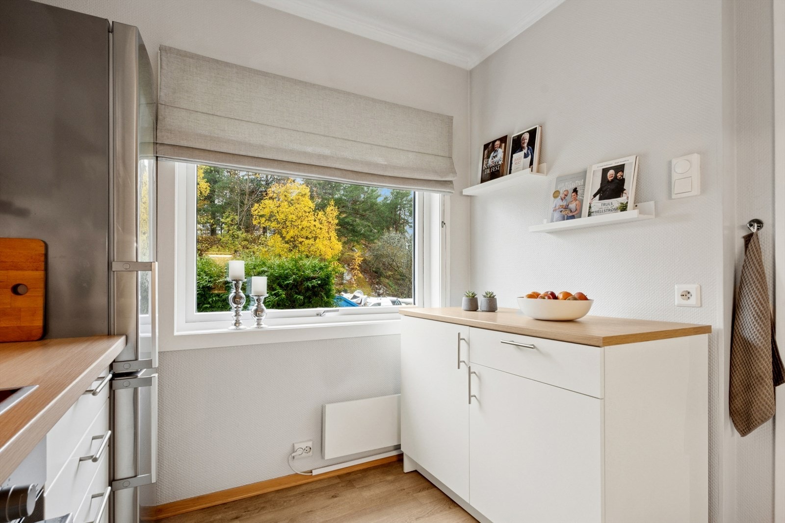 Lyst og pent kjøkken med hyggelig utsyn. Galleribilde
