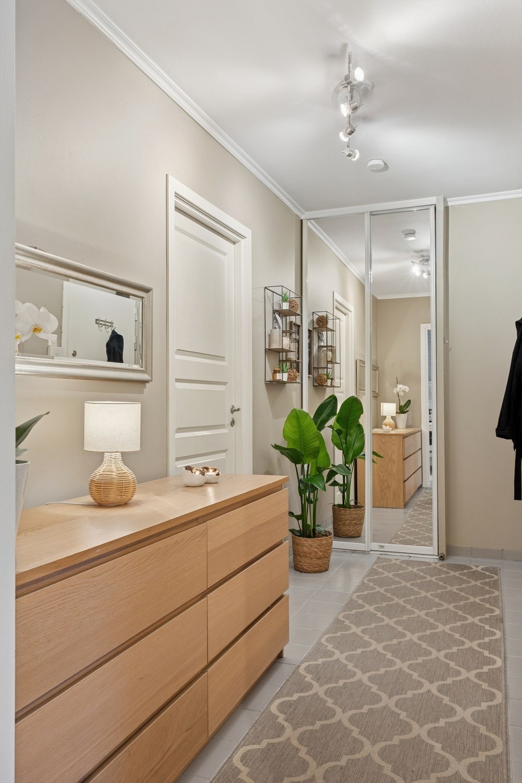 Entréen har flislagt gulv og god plass til yttertøy og sko. Galleribilde