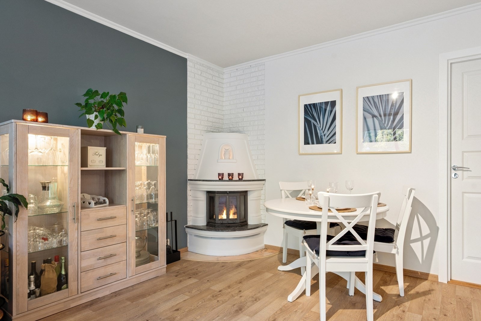 Det er god plass til både en sofagruppe og en spiseplass i stuen. Galleribilde