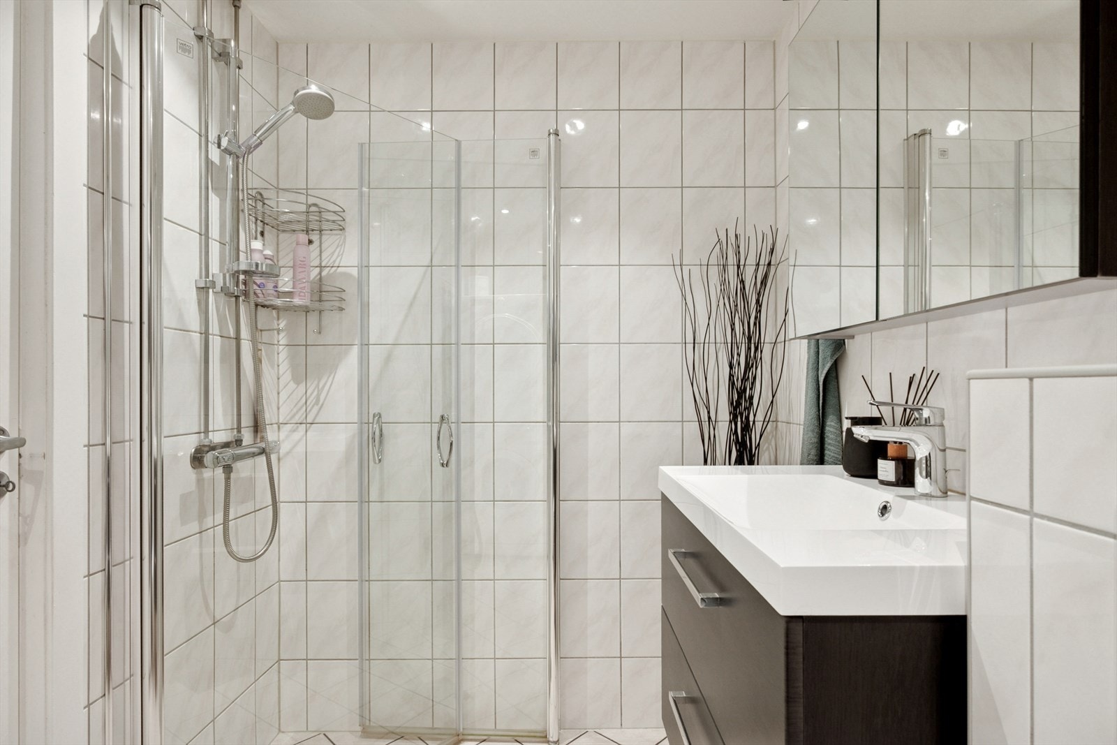 Badet ble totalrenovert i 2012 og har flislagte overflater med gulvvarme. Galleribilde