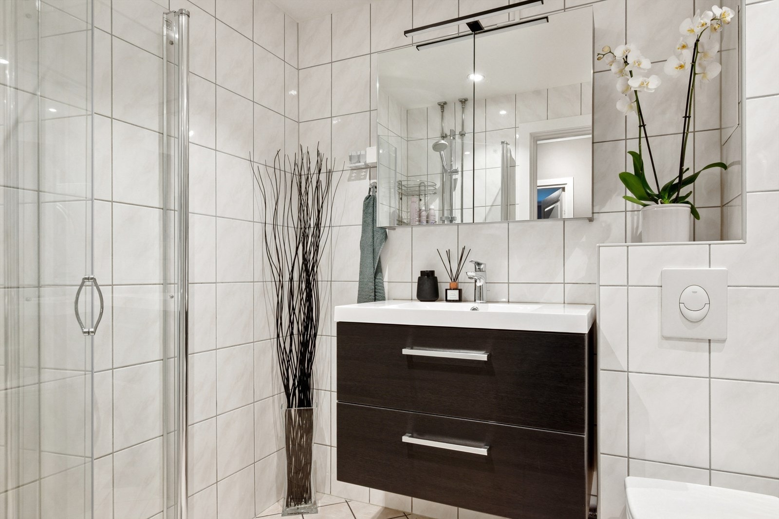 Ny baderomsinnredning fra 2022 med mørke, glatte fronter, romslige skuffer og heldekkende servant. Galleribilde