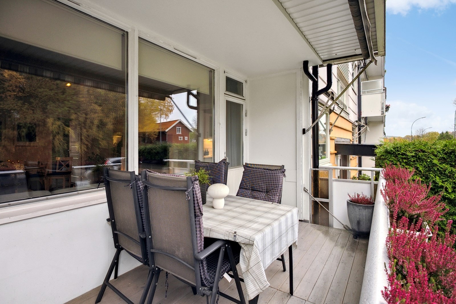 Balkongen oppleves som en forlengelse av stuen på sommerhalvåret. Galleribilde