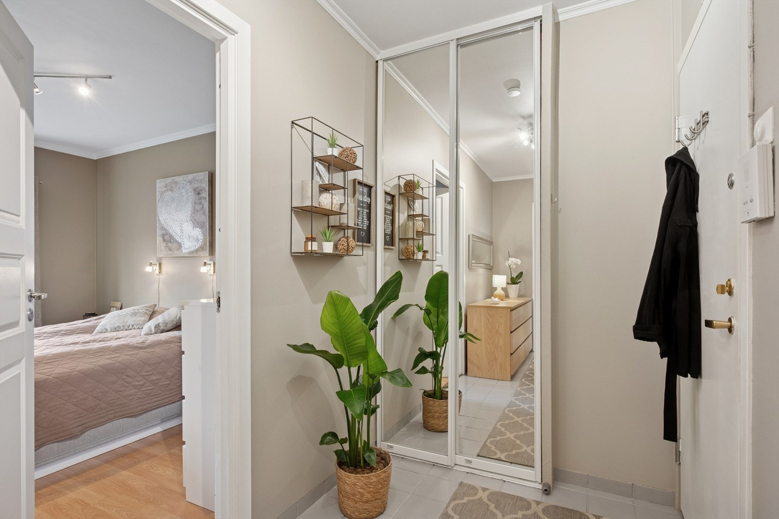 Entréen har oppbevaringsmuligheter i skyvedørsgarderobe. Galleribilde