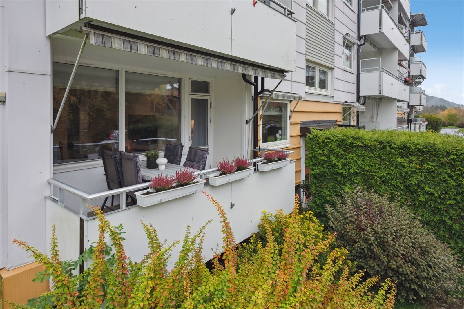 Balkong på 8 kvm hyggelig utsyn mot felles grøntarealer. Galleribilde