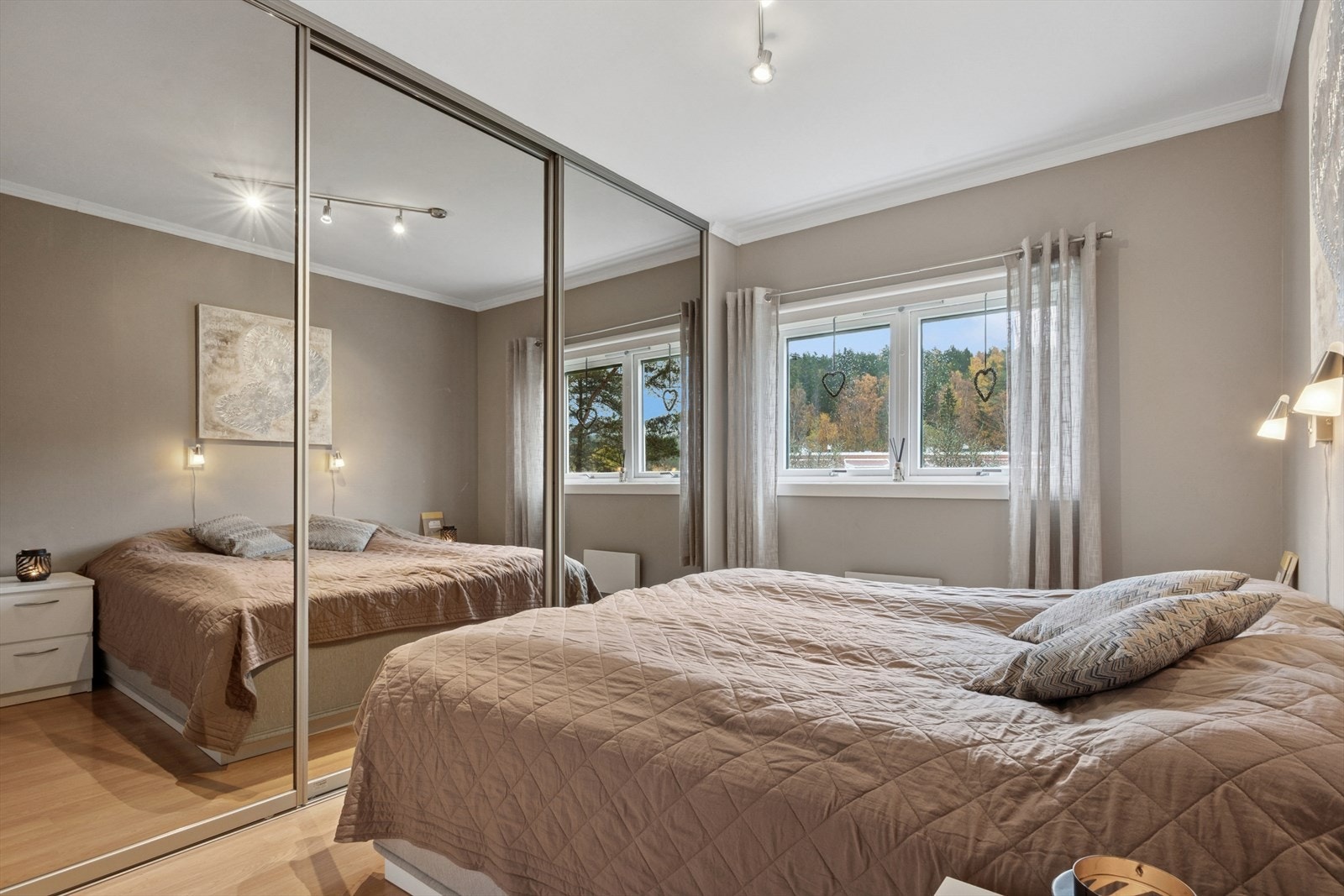 Hovedsoverommet har rikelig med oppbevaring i skyvedørsgarderobe med speilfronter. Galleribilde